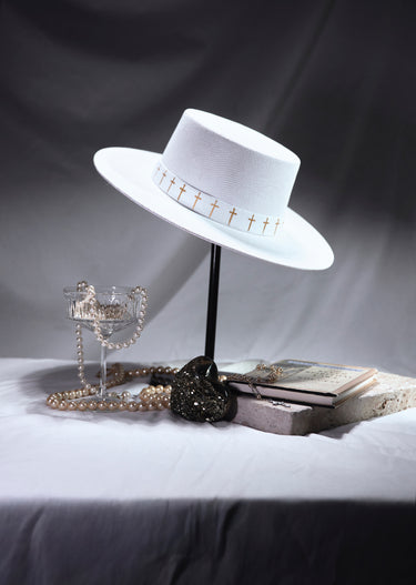 CÉCIE LUZ HAT