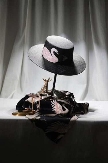 CÉCIE FUERZA BLACK HAT