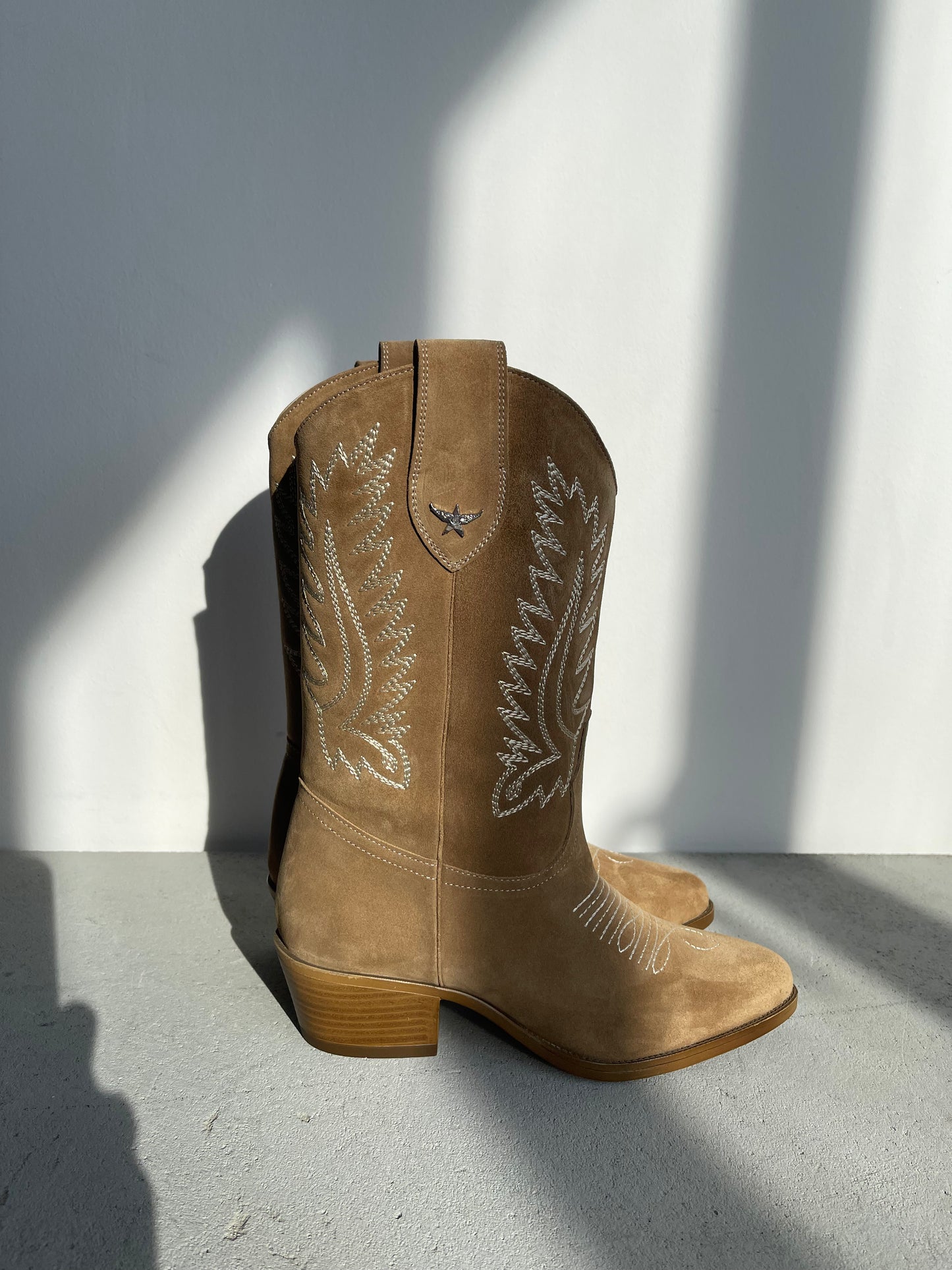 LOIE Lauro Camel Suede Boots